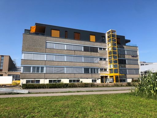 Das Gebäude mit dem gelben Lift
